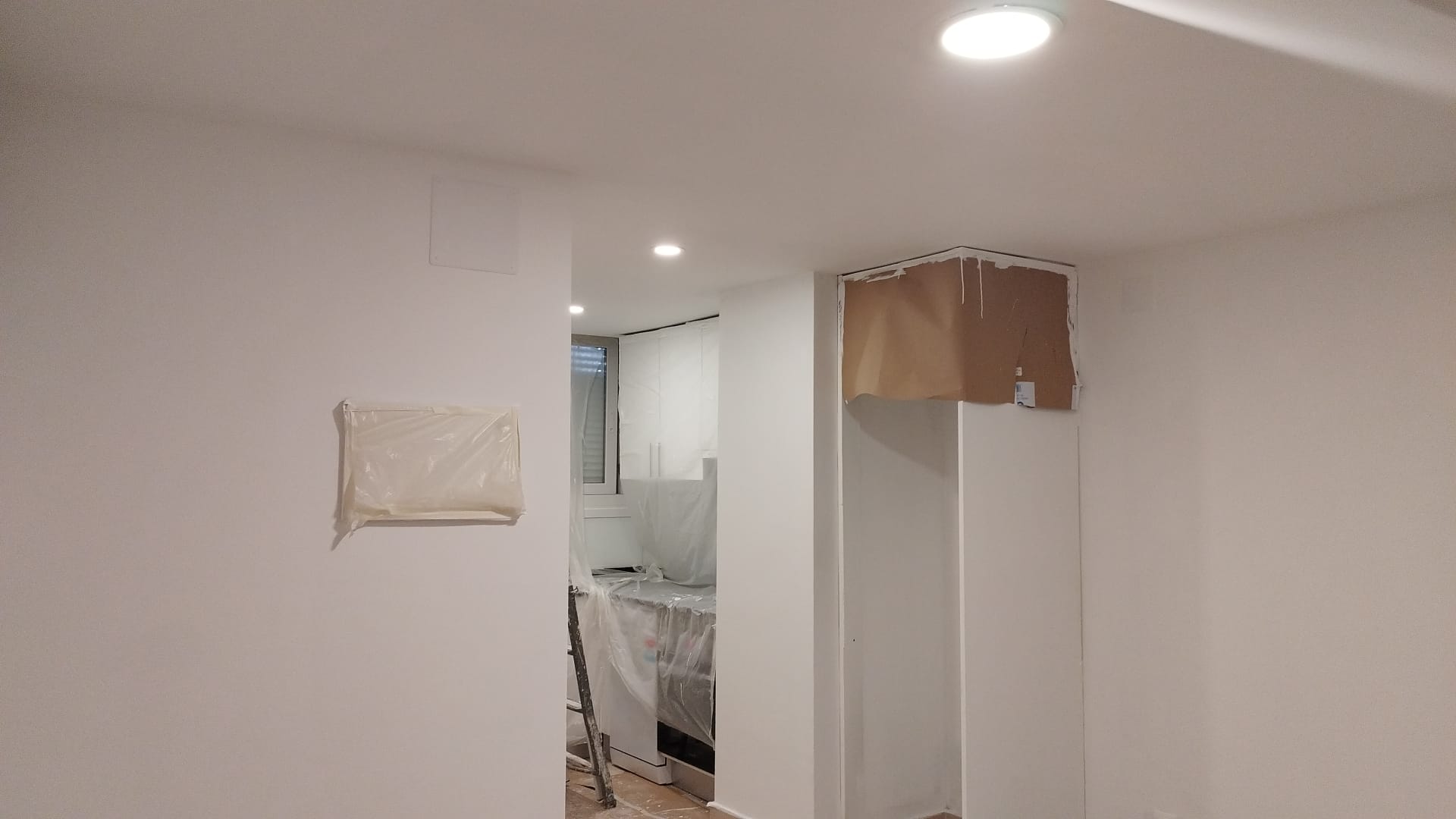 Paredes interiores recién pintadas en un piso de Madrid