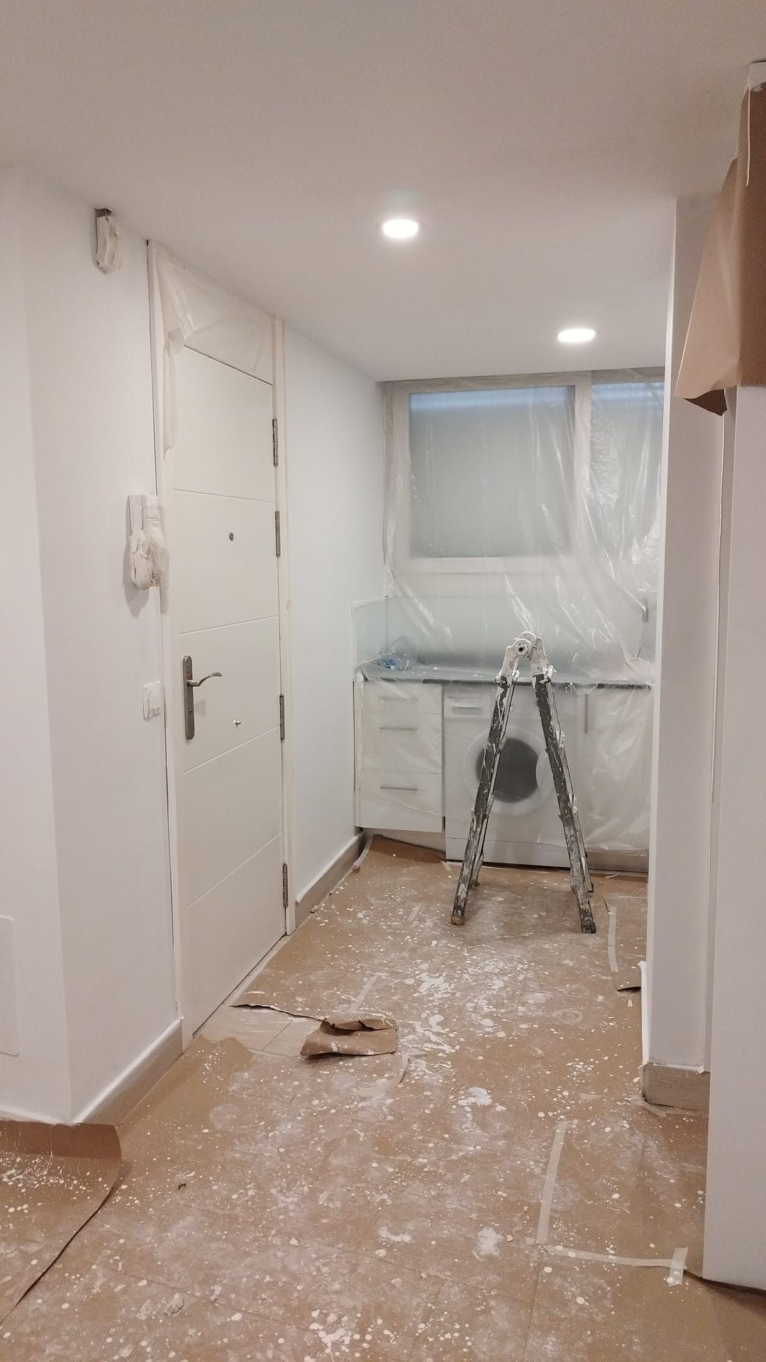 Resultado de pintura en recibidor y cocina